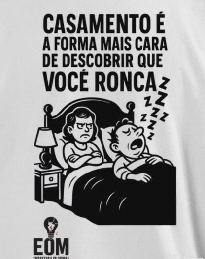 Casamento é a forma mais cara de descobrir que você ronca — Camiseta (EoM)